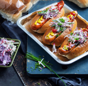Pølsemåltid med frisk eple-coleslaw topping