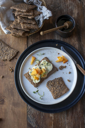 Knekkebrød honning & kanel med blåmuggost