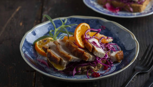 Smørbrød med ribbe og sitrusmarinert rødkål